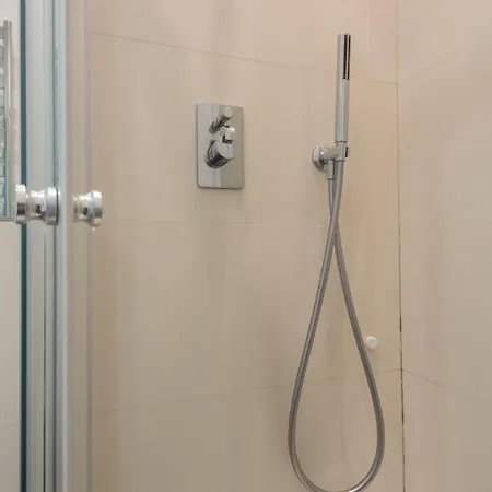 Apartman Plum Guide - Odes & Anthems *